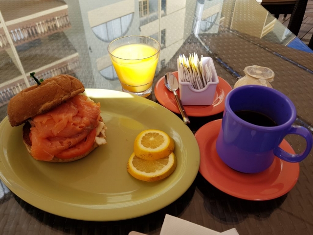 Burger Saumon/ Café/ Jus d'orange