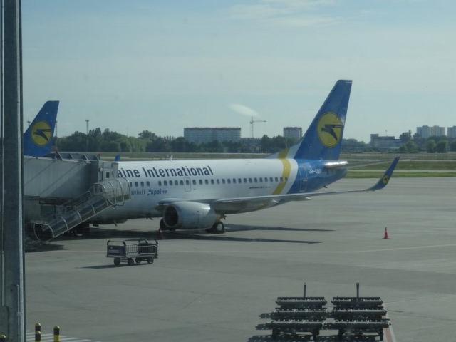 BOEING 733 UKRAINE INTL
