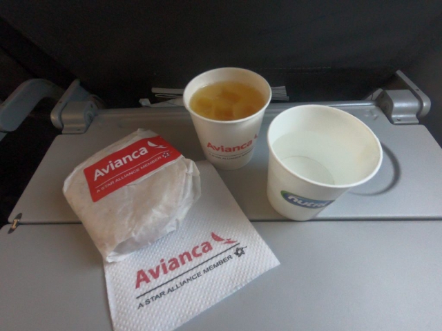 Burger Poulet Avianca Jus d'orange, Eau