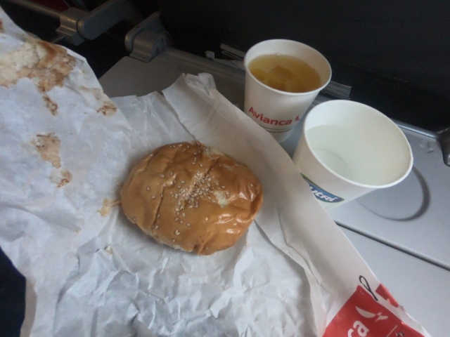 Burger Poulet Avianca Jus d'orange, Eau