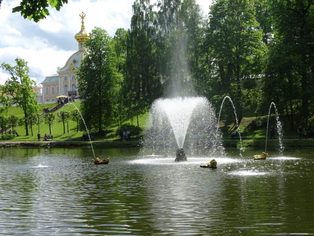 Premières fontaines de droite du Palais